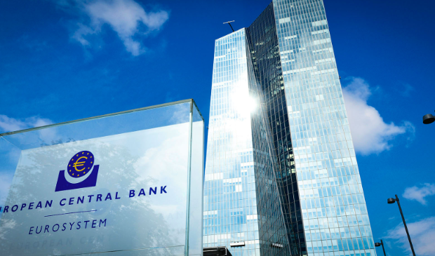 Hoofdkantoor van de Europese Centrale Bank met een groot glasbord dat de naam en het eurosysteem toont, onder een heldere blauwe lucht.