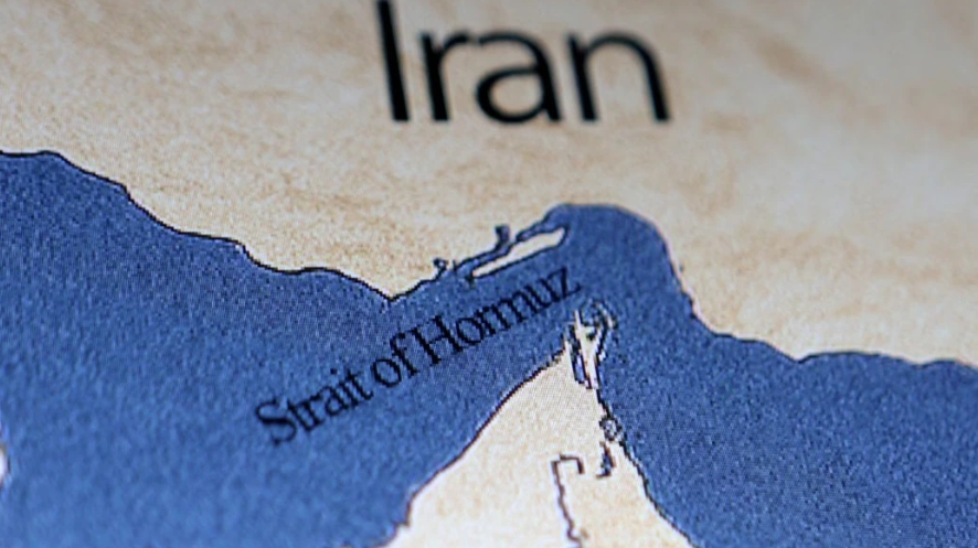 Een close-up van een kaart met de aanduidingen "Iran" en "Strait of Hormuz".