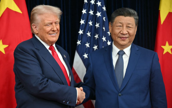 Twee mannen schudden elkaar de hand voor een achtergrond van vlaggen van China en de Verenigde Staten.