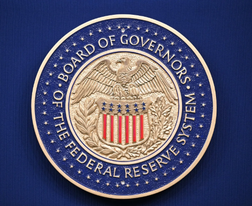 Een medaille van de Raad van Gouverneurs van het Federal Reserve Systeem, met een adelaar en een gestreept schild omringd door een gouden cirkel en sterren.