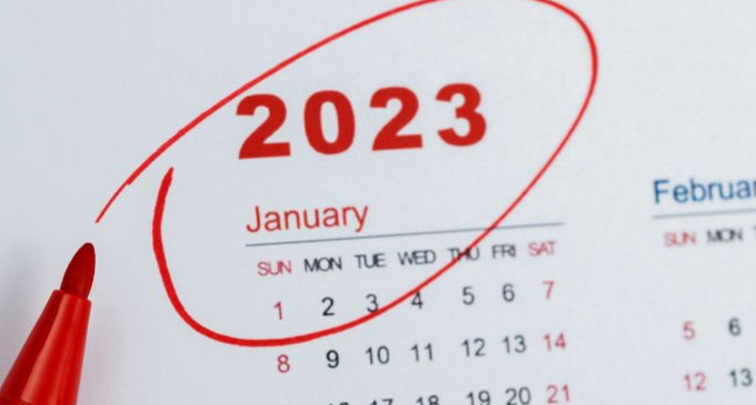 Een close-up van een kalender die januari 2023 toont, met het jaar 2023 omcirkeld in rood met een markeerstift.