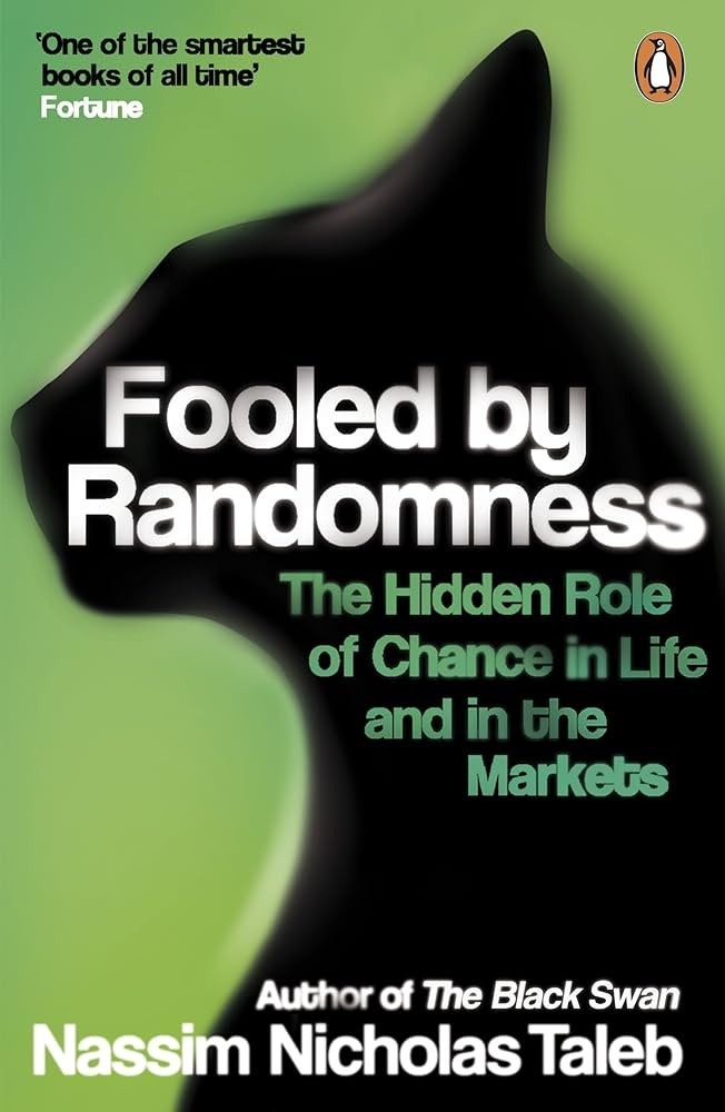 Omslag van het boek "Fooled by Randomness" van Nassim Nicholas Taleb, met een silhouet van een kat op een groene achtergrond.